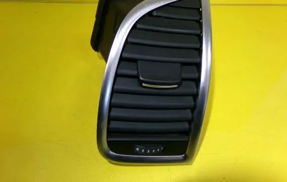Audi Q7 4L Dashboard side air vent grill/cover trim 4L0820902