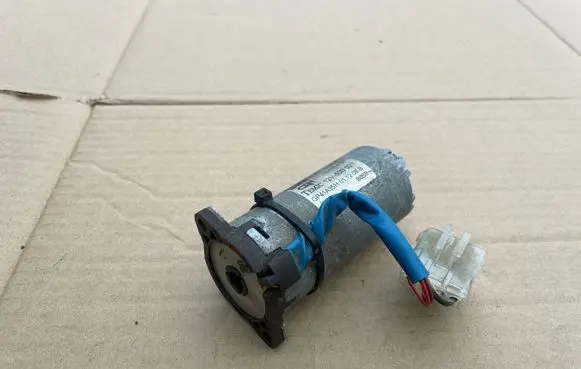 BMW 3 E46 Seat adjustment motor 82516189 1137401 12V500021