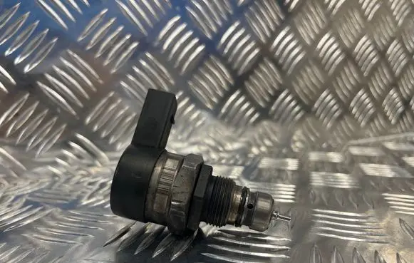 BMW 5 E60 E61 Fuel pressure regulator 0281002481