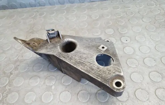 BMW 5 E60 E61 Engine mounting bracket 6777053