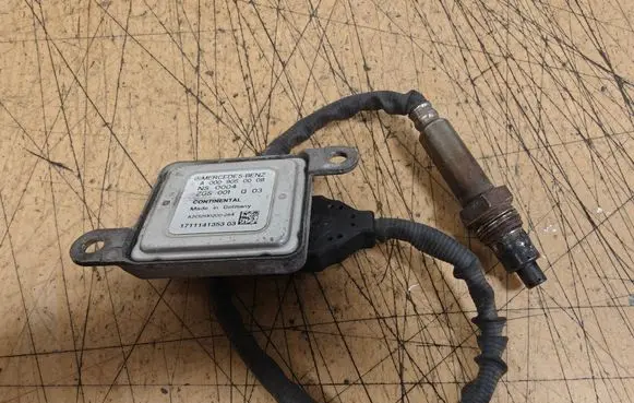 Mercedes-Benz V Class W447 Lambda probe sensor A0009050008