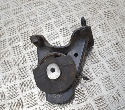 Toyota RAV 4 (XA40) Engine mount bracket