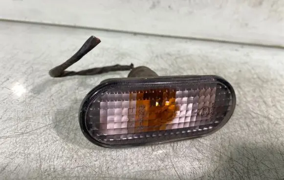 Volkswagen PASSAT B5.5 Front fender indicator light 185235b