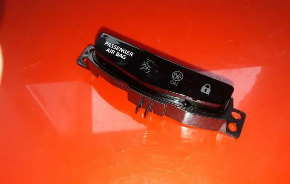 Nissan Qashqai Passenger airbag on/off switch 50523E