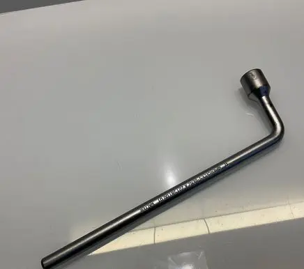 Mercedes-Benz CLS C219 Wheel nut wrench A2215810001 2215810001