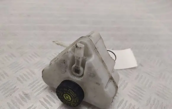 Brake fluid reservoir