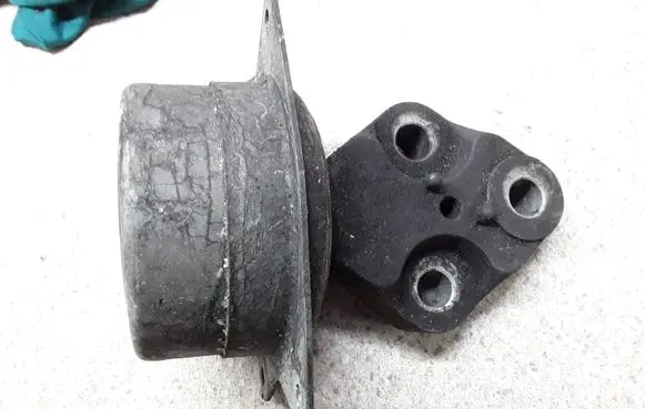 Cadillac BLS Engine mount bracket V05729