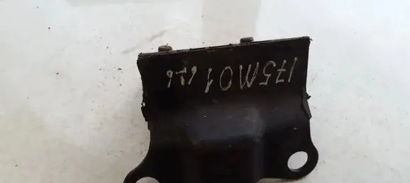 Mazda 626 Engine mount bracket