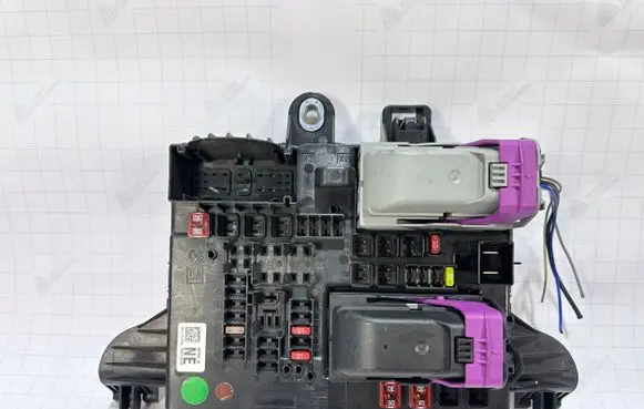 Opel Insignia A Fuse module 1327732102