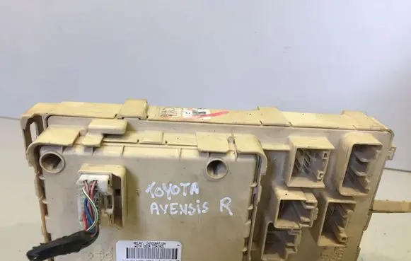Toyota Avensis T250 Fuse module 82641CA030F