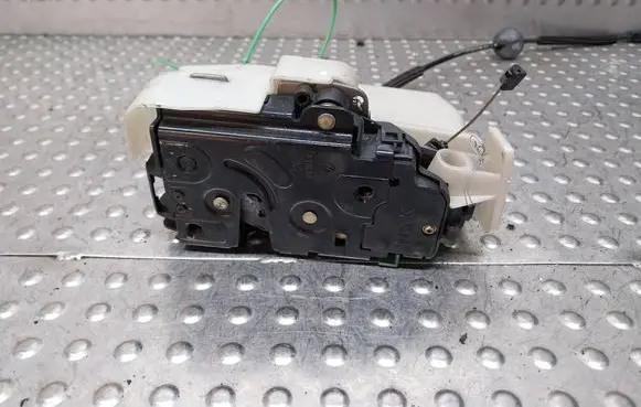 Skoda Superb B5 (3U) Front door lock S27705055 3B0837167 3B0837867