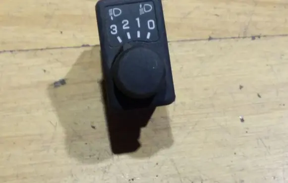 Nissan Almera N16 Headlight level height control switch 37090A