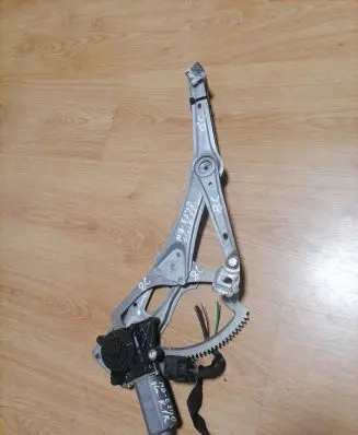 Mercedes-Benz E W210 Front door window regulator with motor 0130821708 119152
