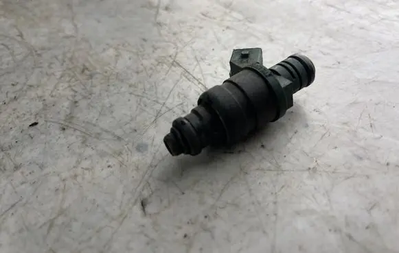 Volkswagen Golf IV Fuel injector 037906031aa