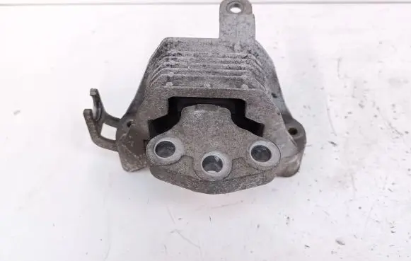 Opel Zafira C Engine mount bracket 13347455