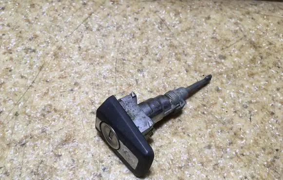 Mercedes-Benz E W124 Coupe door lock (next to the handle) 