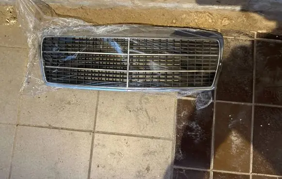 Mercedes-Benz E W210 Front bumper upper radiator grill