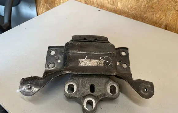 Volkswagen Golf VII Engine mount bracket