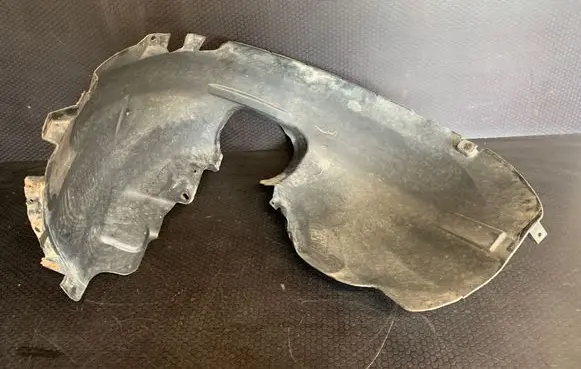 Front wheel arch liner splash guards