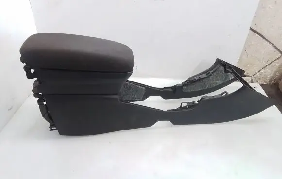 Toyota Avensis T250 Center console