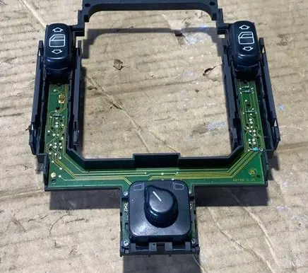 Mercedes-Benz C AMG W202 Electric window control switch 2028208110 03750101