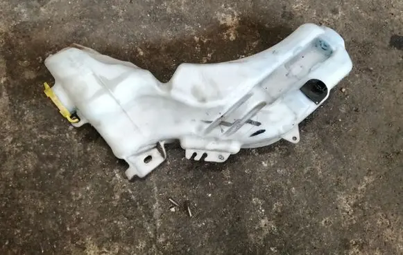 Dodge Journey Windshield washer fluid reservoir/tank 05116307AB