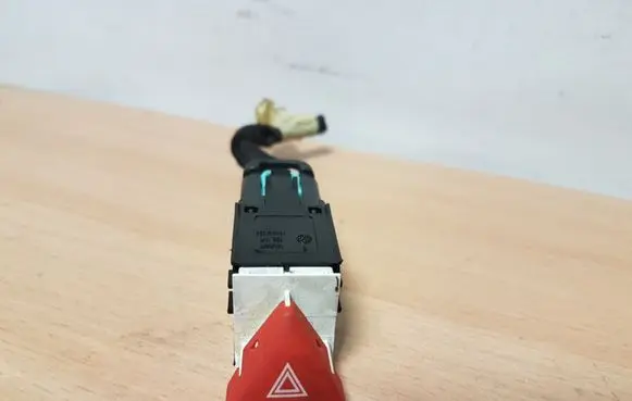 Volkswagen PASSAT B6 Hazard light switch 3C0953509A