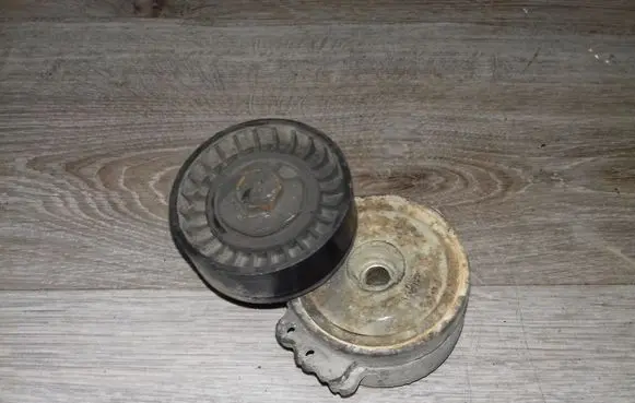 Volvo V50 Alternator belt tensioner 
