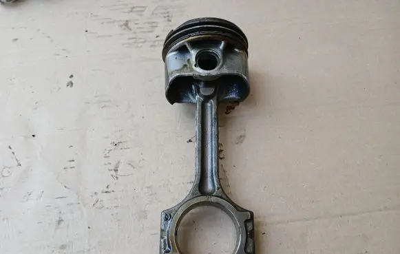 Renault Clio III Piston with connecting rod