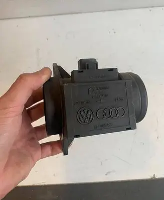 Volkswagen Golf III Mass air flow meter 71822101 074906461