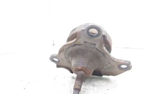 Honda CR-V Engine mount bracket