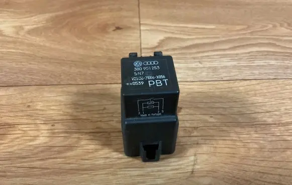 Volkswagen PASSAT B6 Other relay 3B0951253