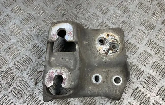 Subaru Legacy Engine mounting bracket