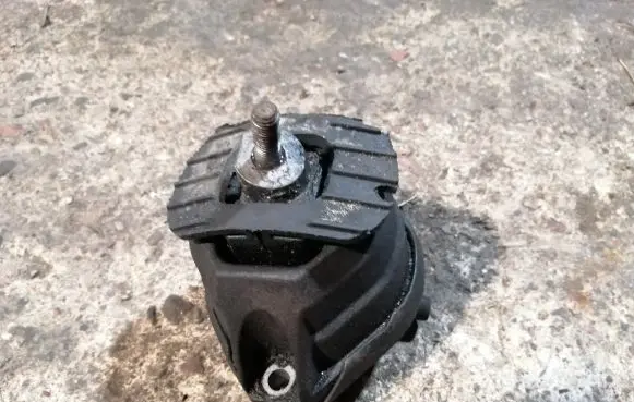 BMW 5 E60 E61 Engine mount bracket