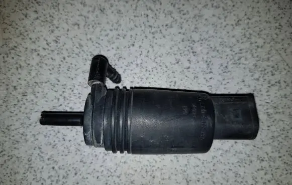 BMW 5 E39 Windscreen/windshield washer pump 67128377612