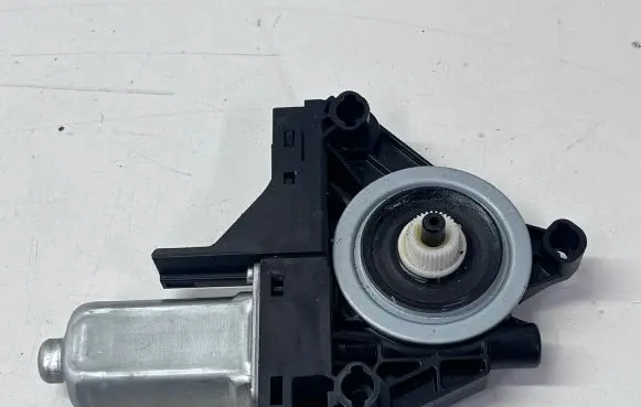 Volvo XC60 Front door window regulator motor 966268103