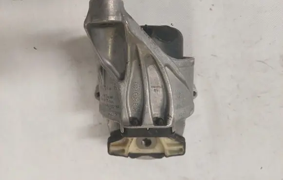 Engine mount vacuum valve