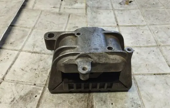 Engine mount bracket