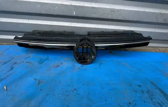 Volkswagen Golf VIII Front bumper upper radiator grill 5H0853651N