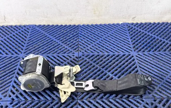 Lexus CT 200H Rear seatbelt H097901