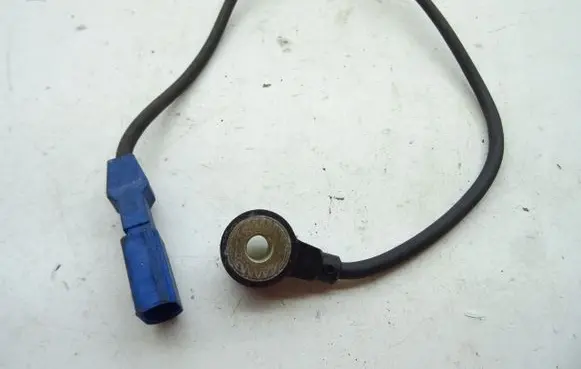 Audi A4 S4 B6 8E 8H Detonation knock sensor 06C905377