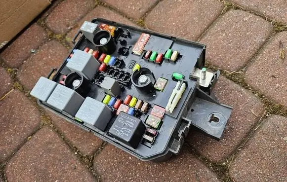 Opel Corsa E Fuse 13430533
