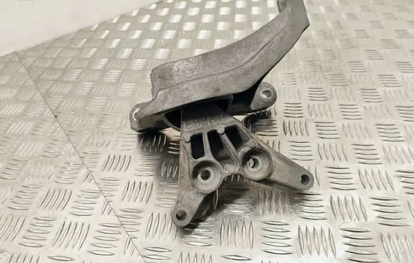 Peugeot 308 Engine mount bracket 9800895680