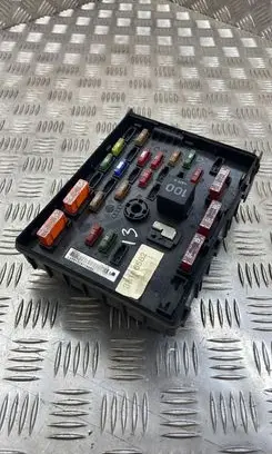 Volkswagen PASSAT B6 Fuse module 38116582