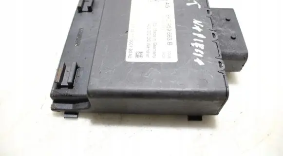 Audi A4 S4 B8 8K Voltage converter/converter module 