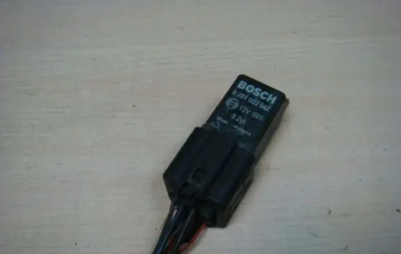 Volkswagen PASSAT B6 Glow plug pre-heat relay 0281003042