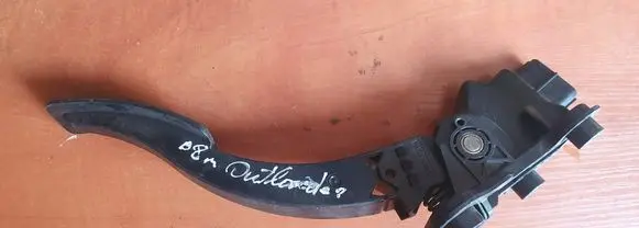 Mitsubishi Outlander Accelerator throttle pedal MN101544