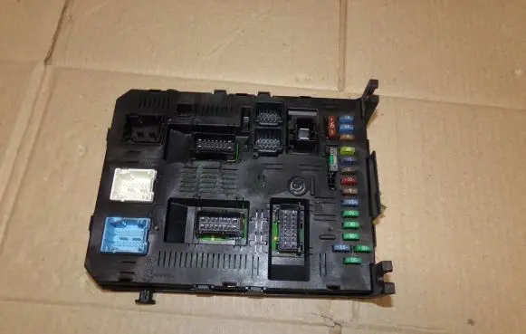 Citroen C5 Fuse module 9660105980