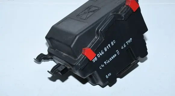 Citroen C4 II Picasso Fuse box set 9804681780