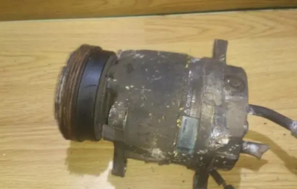 Renault Megane I Air conditioning (A/C) compressor (pump) 7700273320